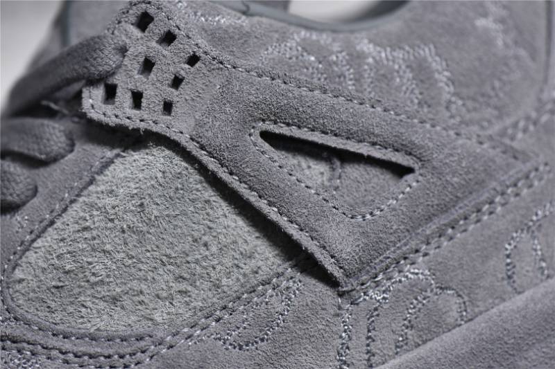 Jordan 4 Retro
Kaws