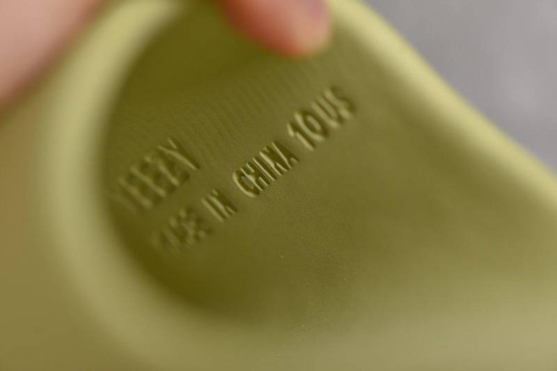 Adidas Yeezy Slide
Resin
