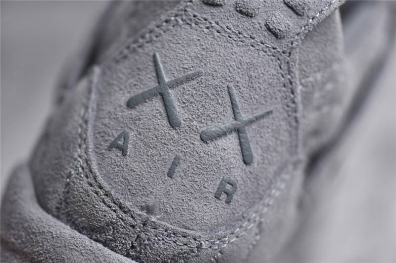 Jordan 4 Retro
Kaws