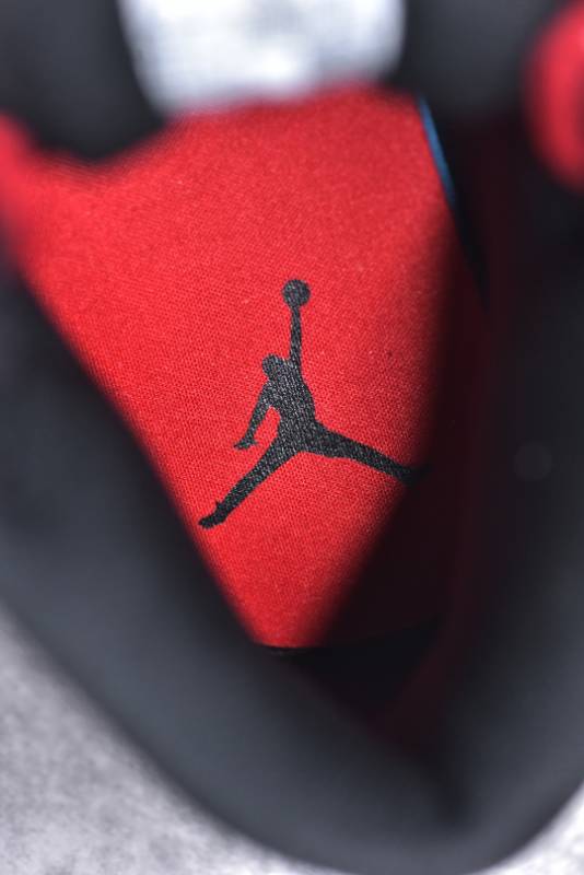 Jordan 1 Mid
Gym Red Black Toe
