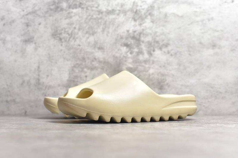Adidas Yeezy Slide
Bone