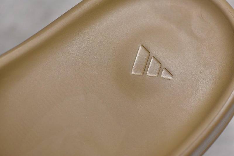 Adidas Yeezy Slide
Earth Brown