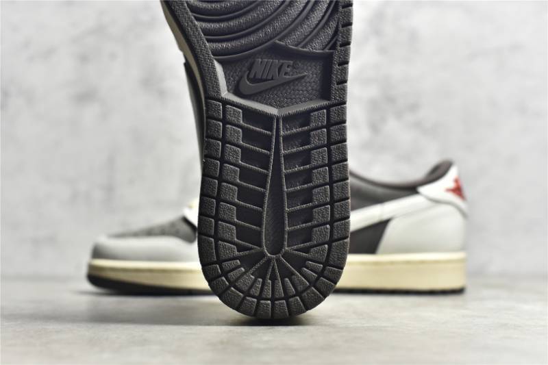 Jordan 1 Retro Low OG SP
Travis Scott Reverse Mocha
