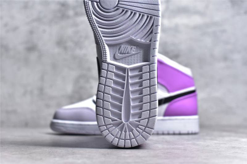 Jordan 1 Mid
Barely Grape