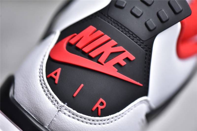 Jordan 4 Retro
Fire Red