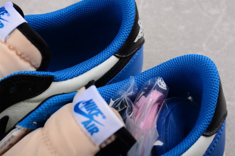 Jordan 1 Retro Low OG SP
Fragment x Travis Scott