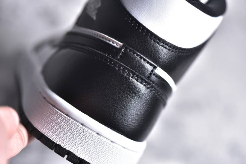 Jordan 1 Mid
Panda