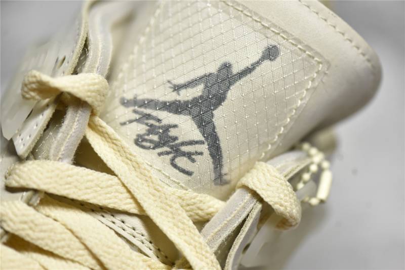 Jordan 4 Retro
Off-White Sail