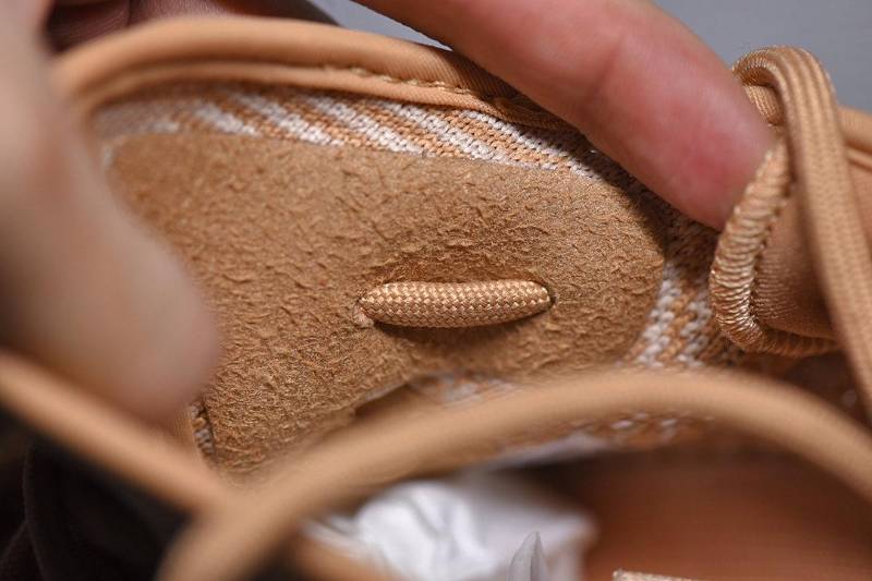 adidas Yeezy Boost 350 V2
Clay