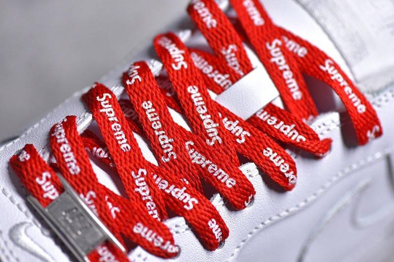 Nike Air Force 1 Low
Supreme White