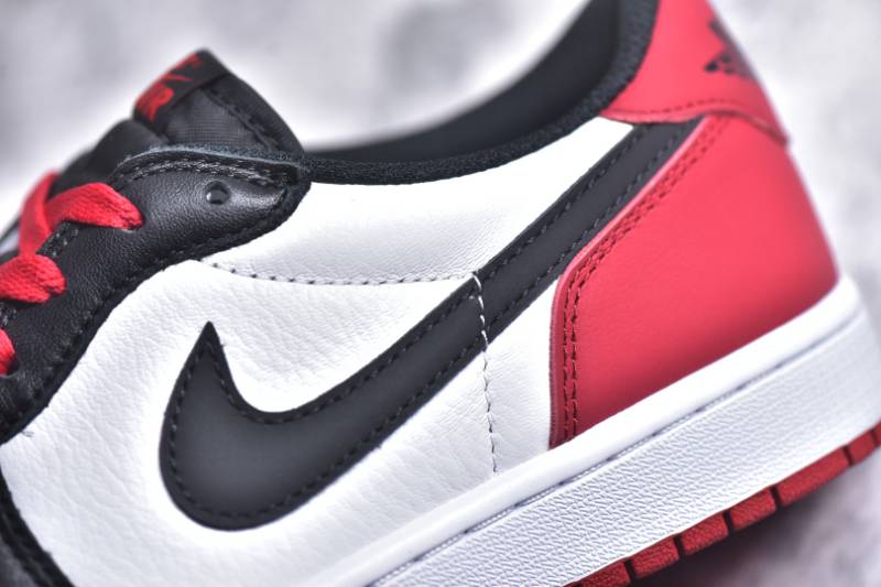 Jordan 1 Retro Low
Black Toe