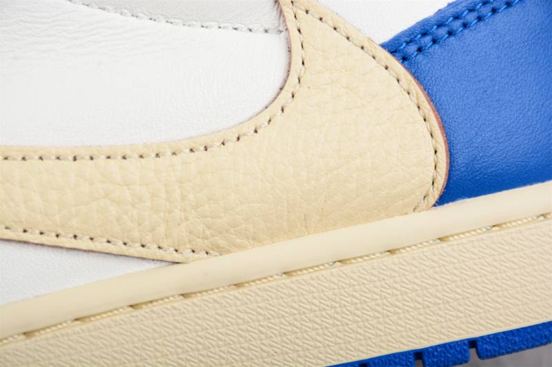 Jordan 1 Retro Low OG SP
Fragment x Travis Scott
