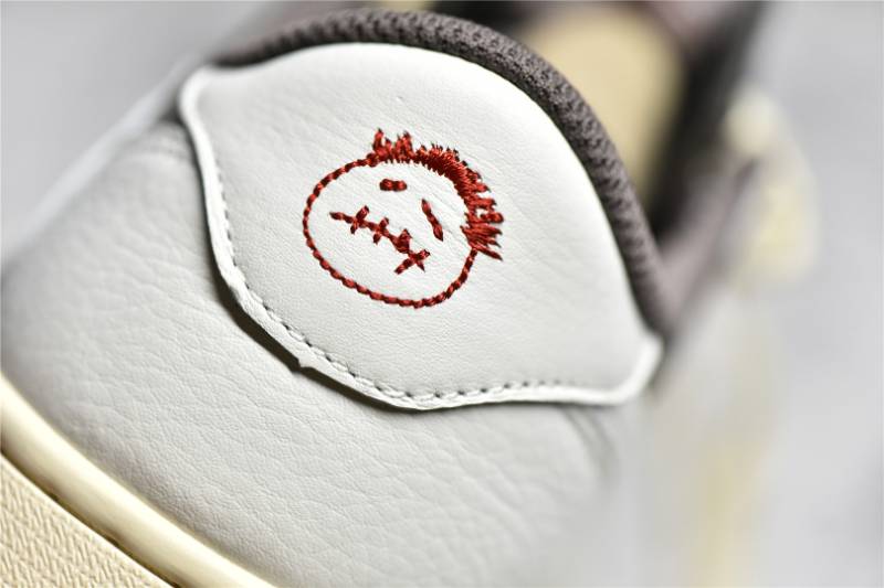 Jordan 1 Retro Low OG SP
Travis Scott Reverse Mocha