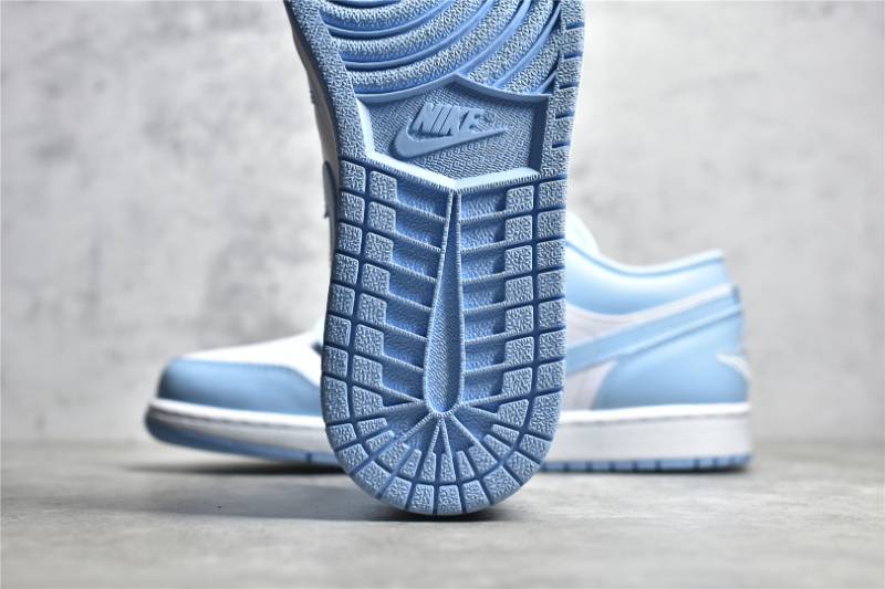 Jordan 1 Low
White Ice Blue