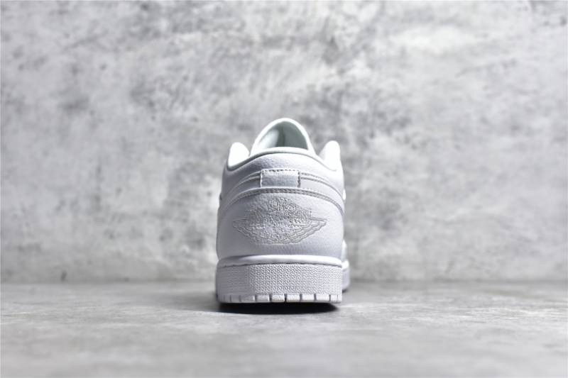 Jordan 1 Retro Low Golf
Triple White