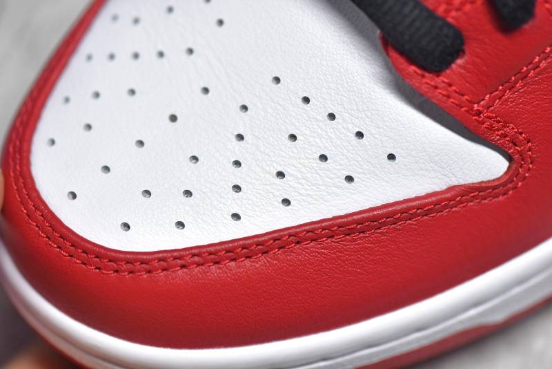 Nike SB Dunk Low
J-Pack Chicago