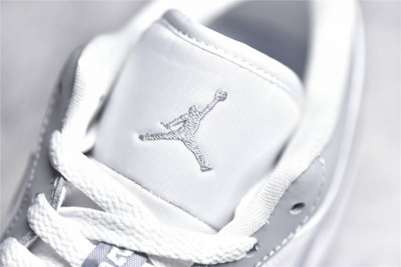 Jordan 1 Low
Wolf Grey