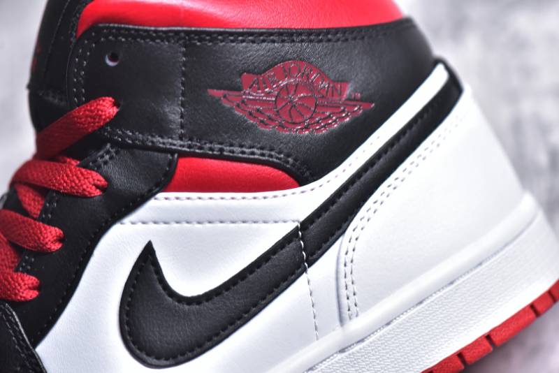 Jordan 1 Mid
Gym Red Black Toe