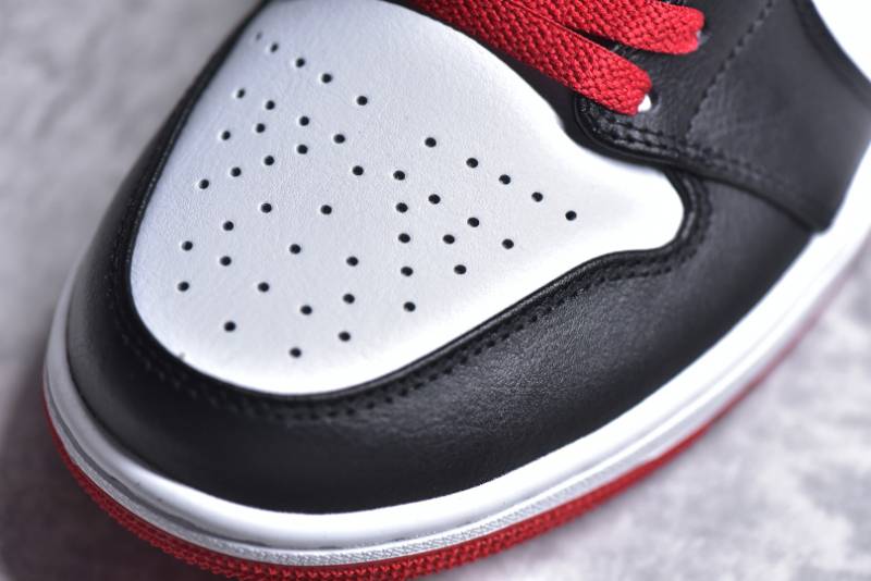 Jordan 1 Mid
Gym Red Black Toe