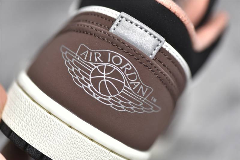 Jordan 1 Low
Mocha