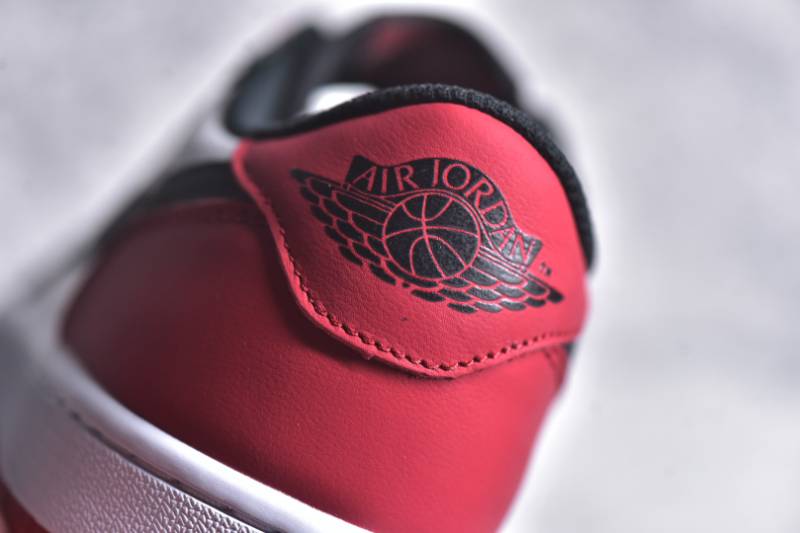 Jordan 1 Retro Low
Black Toe