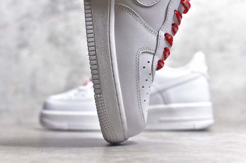 Nike Air Force 1 Low
Supreme White