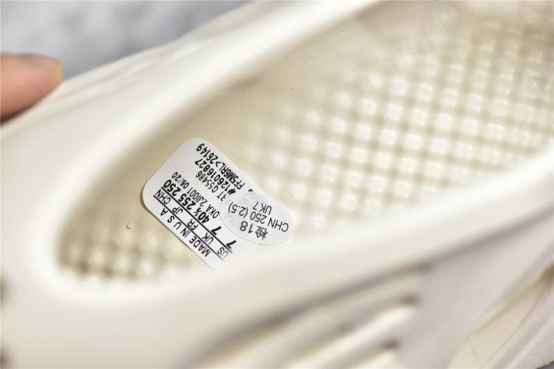 Adidas Yeezy Foam RNNR
Sand