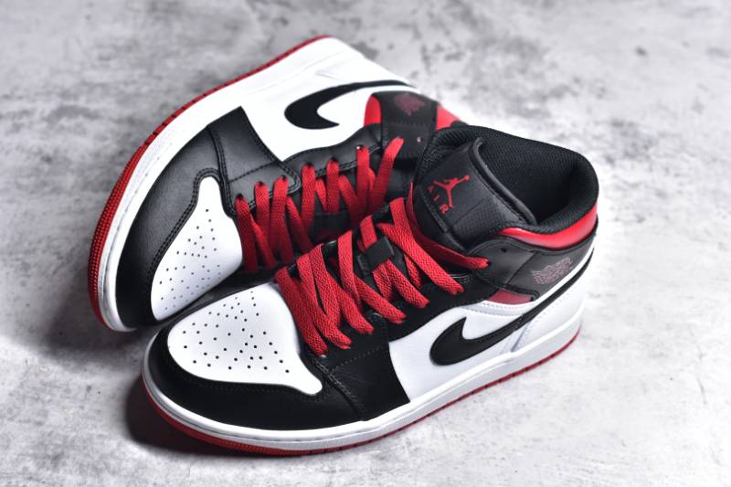 Jordan 1 Mid
Gym Red Black Toe