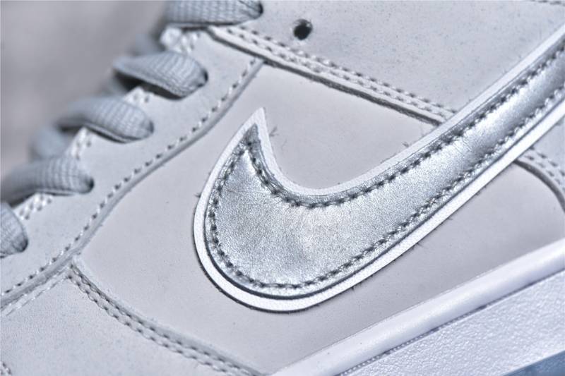 Nike SB Dunk Low
Concepts White Lobster (Friends and Family)