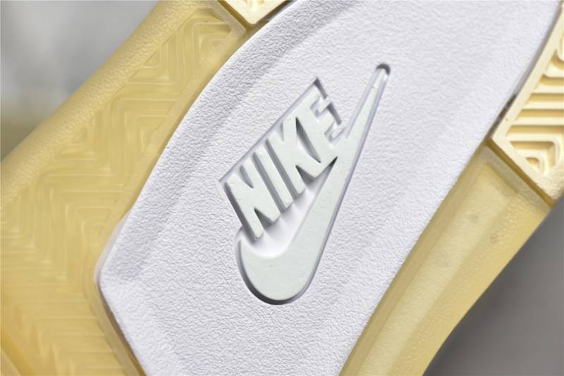Jordan 4 Retro
Off-White Sail