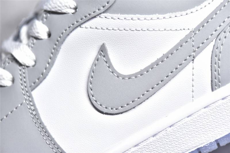 Jordan 1 Low
Wolf Grey