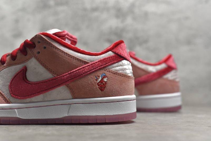 Nike SB Dunk Low
StrangeLove