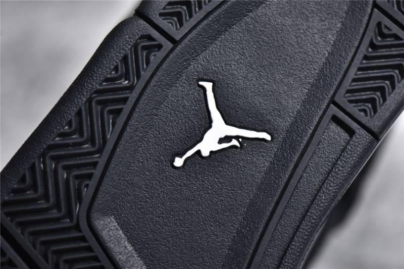 Jordan 4 Retro
Black Cat