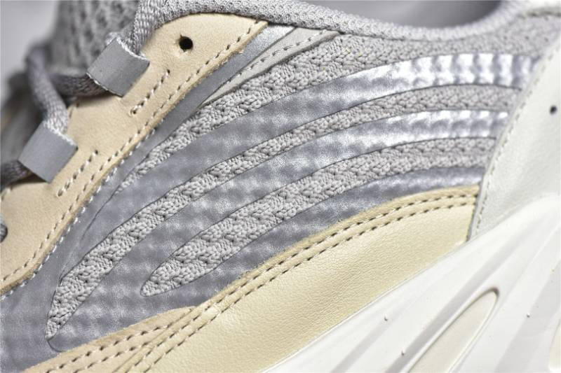 Adidas Yeezy Boost 700 V2
Cream
