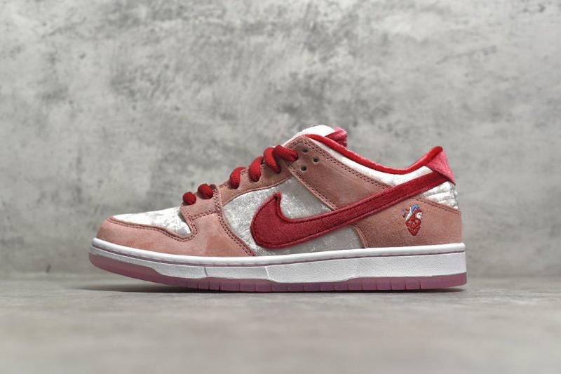 Nike SB Dunk Low
StrangeLove