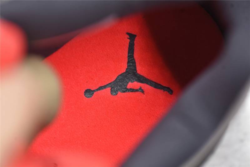Jordan 4 Retro
Taupe Haze