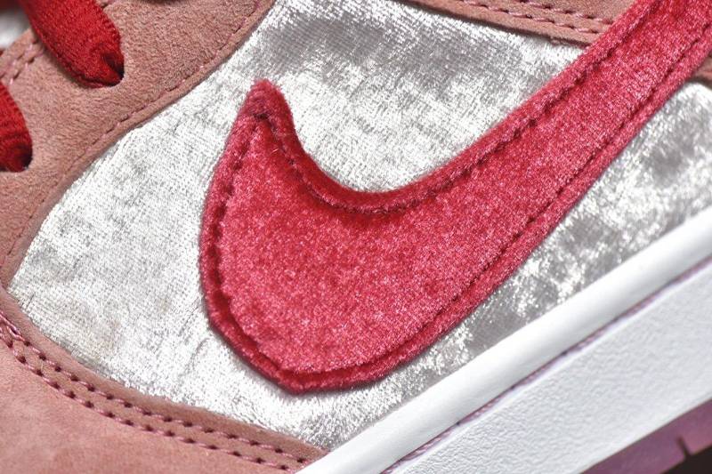 Nike SB Dunk Low
StrangeLove