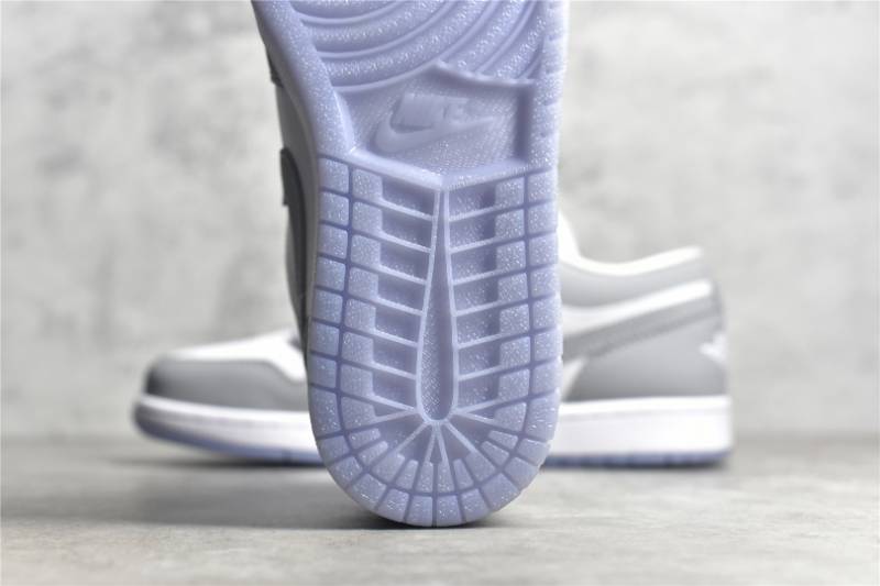 Jordan 1 Low
Wolf Grey