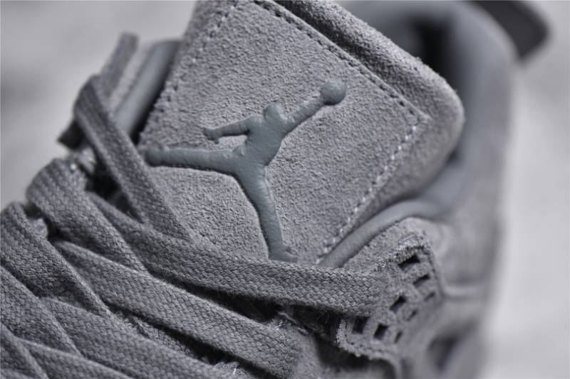 Jordan 4 Retro
Kaws