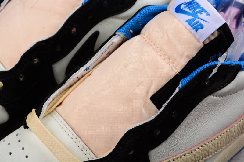 Jordan 1 Retro Low OG SP
Fragment x Travis Scott