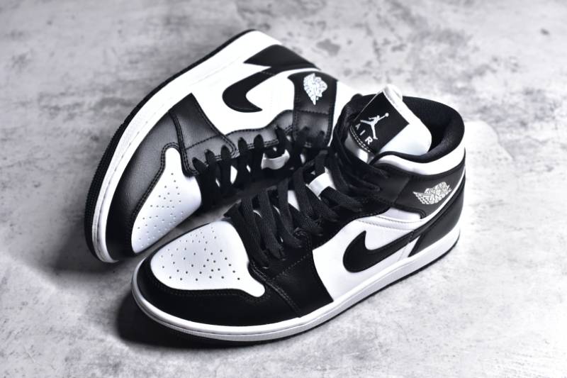 Jordan 1 Mid
Panda