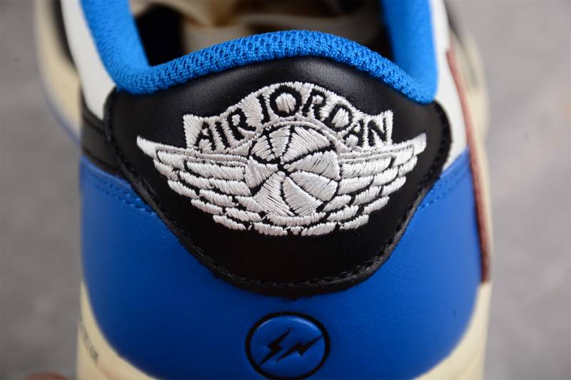 Jordan 1 Retro Low OG SP
Fragment x Travis Scott