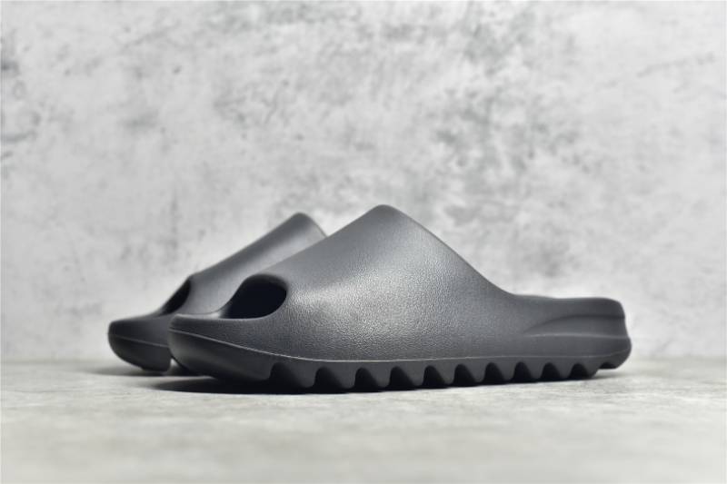 Adidas Yeezy Slide
Onyx