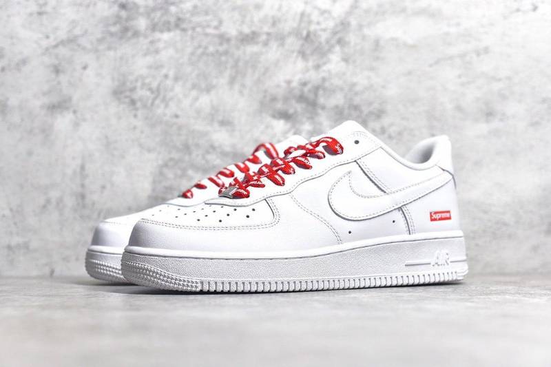 Nike Air Force 1 Low
Supreme White