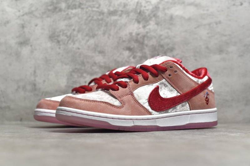 Nike SB Dunk Low
StrangeLove