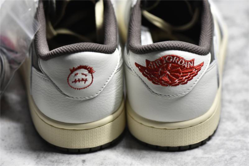 Jordan 1 Retro Low OG SP
Travis Scott Reverse Mocha