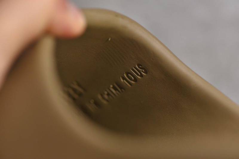 Adidas Yeezy Slide
Earth Brown