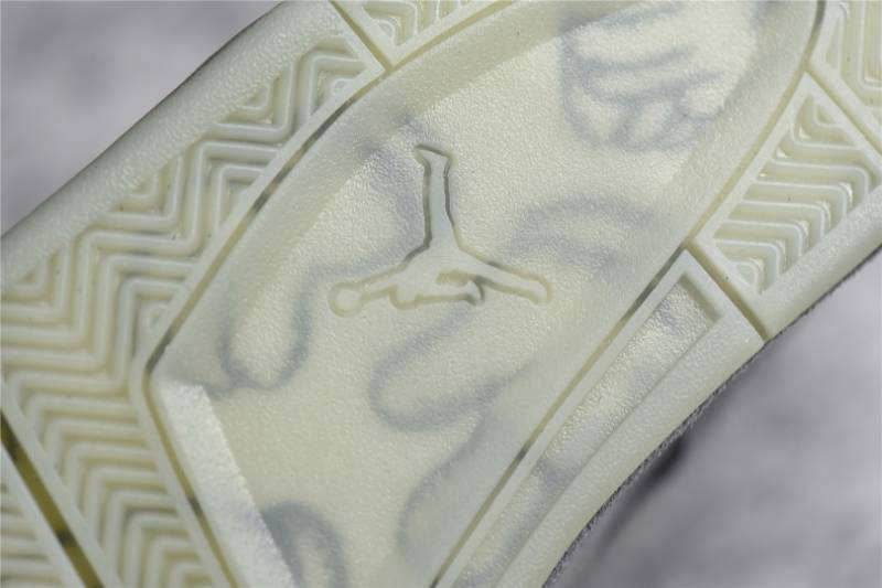 Jordan 4 Retro
Kaws
