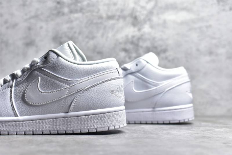 Jordan 1 Retro Low Golf
Triple White