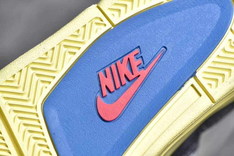 Jordan 4 Retro
Union Off Noir